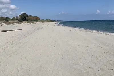 Image de Hébergement en duplex. Jardin privé. 6 couchages. À moins de 100 m de la plage.