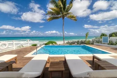 Image de Queens 4-Beachfront Villa - Swimming pool, staff, Newly refurbished!