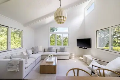 Image de Fully Renovated 3br in Sag Harbor Village w/ Heated Saltwater Pool