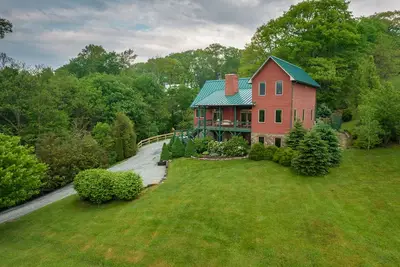 Image de Nights in Camelot - Beautiful farmhouse w/ mountain views, hot tub, fire pit and game room!