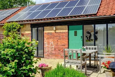 Image de East Green Farm Cottages - The Granary - sleeps 6 guests in 3 bedrooms
