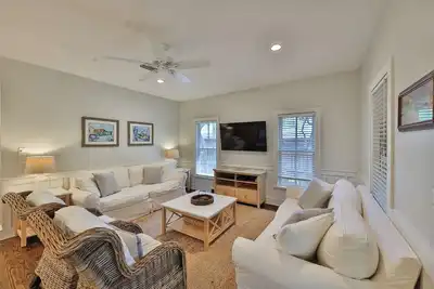 Image de A minute to community pool & beach access. Bikes & beach gear in shed!