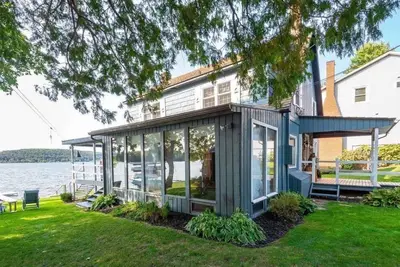 Image de Lakefront Home With Island View