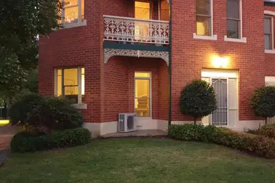 Image de Sophisticated Elegance at the Gardens- stunning, central townhouse with parking - Stunning three bedroom townhouse in the heart of Albury