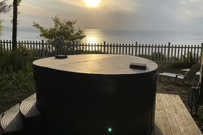 Image de Secluded Charm on the Bluff: Sunset Views, Hot Tub & Stunning Lake Scenery!