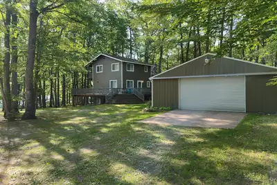 Lakehouse with access to Higgins Lake