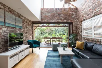Image de Character Loft House- walk to the beach and cafes