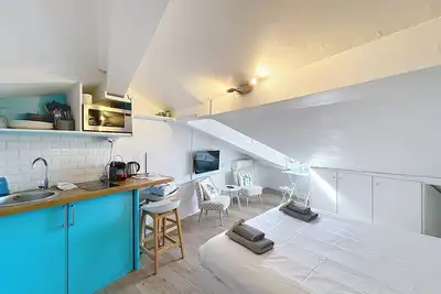 Image de Cannes : Marché forville, joli studio avec vue sur le Suquet, proche plage