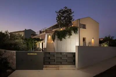 Image de Casa Arbor Blanco in Fažana with heated pool, sauna & sea view only 500 meters from the beach