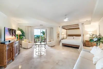 Image de Resort Ocean View Apartment steps away from 7 Mile Beach at The Ritz-Carlton