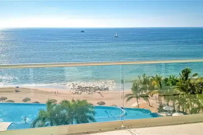 Image de Beautiful Beach Front Condo with a Stunning Views.