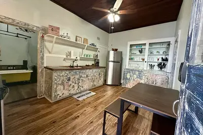 Image de Pet friendly 1bd/1b unit with full kitchen and dining area