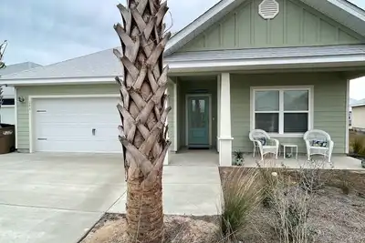 Image de Beautiful 4bd house super short walk to the beach! Heated Pool
