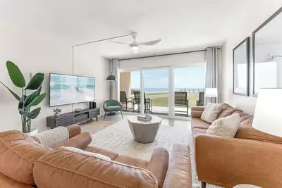 Image de Seaside Escape – Ground-Floor Condo with Panoramic Ocean Views, Steps to Beach & Pool 🏝️