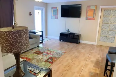 Image de Cozy 3 bedroom 2 bath apartment with wifi and cable.