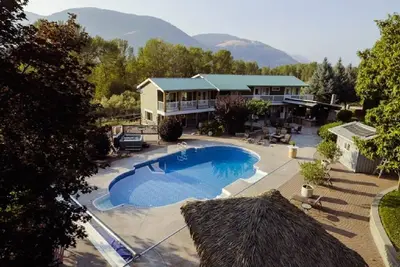 Image de Similkameen Wild Resort & Winery | Full Estate Rental | Oasis for 18 guests