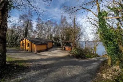Image de Stunning log cabin on the lake