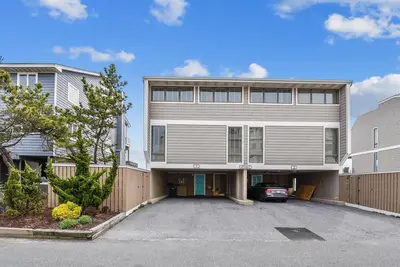 Image de Free Activities! ! Just steps from the deck to the beach. Beautifully decorated 5 bedroom, 3 bath townhouse with all amenities, central air conditioning, washer/dryer, dishwasher, 2 oceanfront decks.