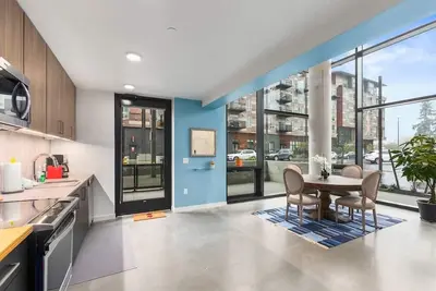 Image de Elegant design meets optimal location amid the natural beauty of Downtown Redmond.