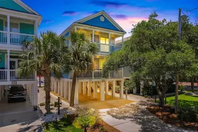 Image de Liquid Assets 5 Bedrooms Short Walk to the Beach
