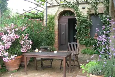 Image de Ferme du 17ème siècle, mobiliers anciens, beaucoup de fleurs