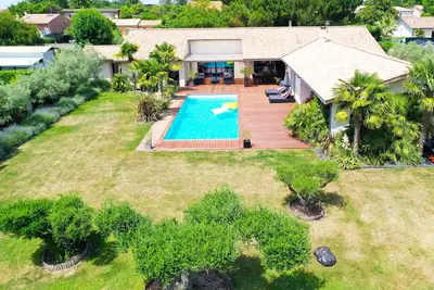 Image de Villa 12 personnes avec piscine et jacuzzi privé au calme.