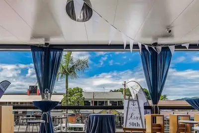 Image de Central Location with function deck sleeps 20