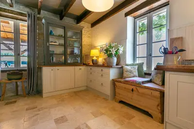 Image de Luxury Country Stone Property - stunning views, private heated pool & belltent!