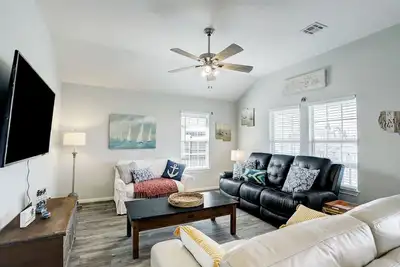 Image de Jamaica Beach Waterfront Home! w/ Paddleboards, Kayak, Pedal Boat, Fishing Gears