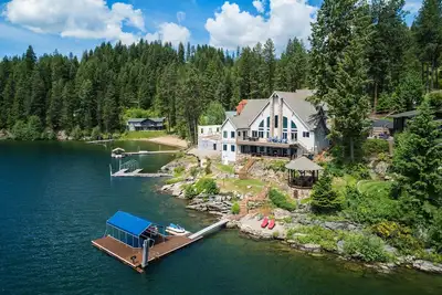 Image de Pristine waterfront estate on Lake Coeur d'Alene