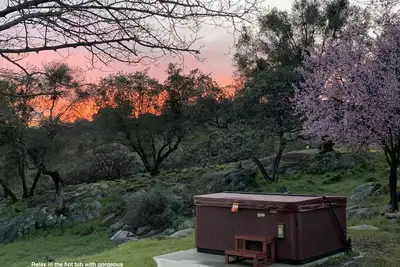 Image de Mountain retreat - stargazing, sunsets, hot tub, pool table, Yosemite, Bass Lake