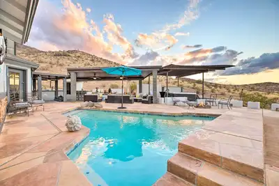 Image de 11 Mi to Dtwn: Phoenix Guest House w\/ Hot Tub