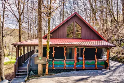 Image de Fishin' Bear - Enjoy Spring and Summer in the Smokies!