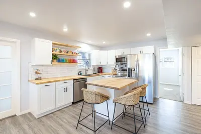 Image de Right on the Lake! Beautiful Deck Overlooking the Lake! Stairs Down to the Dock