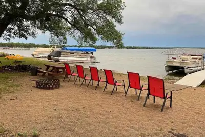 Image de 3 Bed Lake Home, Beach Vibes, Located on Dl Strip!