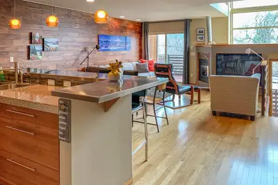 Image de Sophisticated & Modern, Views, A/C, Fireplace, Ping Pong, Foosball, Downtown