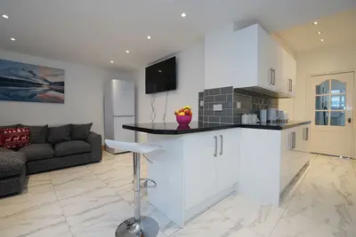 Image de Hagley Road West. 5 Bedrooms House with 7 beds Sleeps 7-10