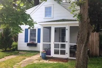 Image de Spacious one bedroom carriage house center of town two blocks from the beach!