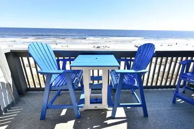 Image de Absolute Oceanfront - Steps from the Beach!