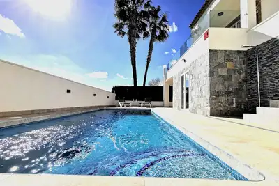 Image de Magnifique villa avec piscine chauffée* et proche de tout