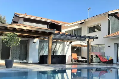 Image de Villa lumineuse à 10mn des plages. Piscine chauffée à débordement, tout confort!