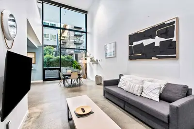 Image de Elegant design meets optimal location amid the natural beauty of Downtown Redmond.
