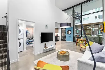 Image de Elegant design meets optimal location amid the natural beauty of Downtown Redmond.