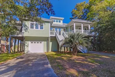 Image de Go Your Own Wave! Easy Walk to Beach & Screened Porch! Luxury Living + Firepit