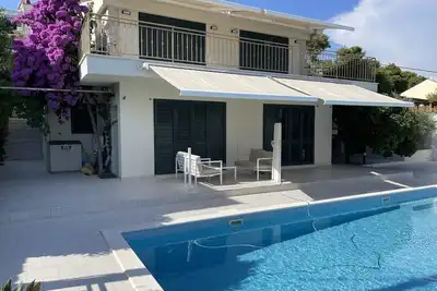 Image de lux Neuwertige. Villa avec piscine (9mx4m) à la plage (seulement 70<br>Mètres) avec une vue pour 8 Per