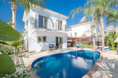 Villa Dion, Modern 3bdr Villa with Pool, Close to the Beaches and Amenities