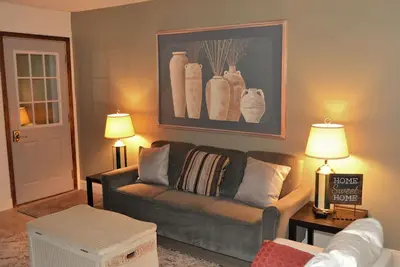 Image de Arhaus 2 : experience a chic and inviting accommodation in Grand Forks.