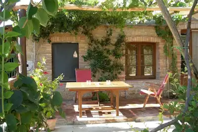 Image de Ferme du 17ème siècle, mobiliers anciens, beaucoup de fleurs