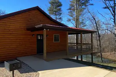 Image de Relax in our secluded hot tub overlooking the pond with a glass of wine