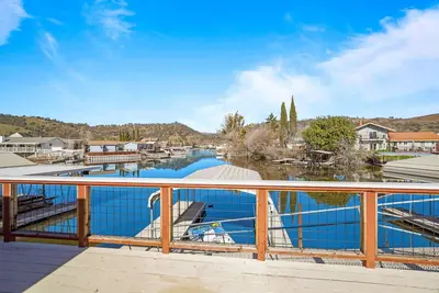 Image de Waterfront Retreat-HotTub-Arcade-FirePit-LargeDeck-PedalBoat-CoveredDock-Views